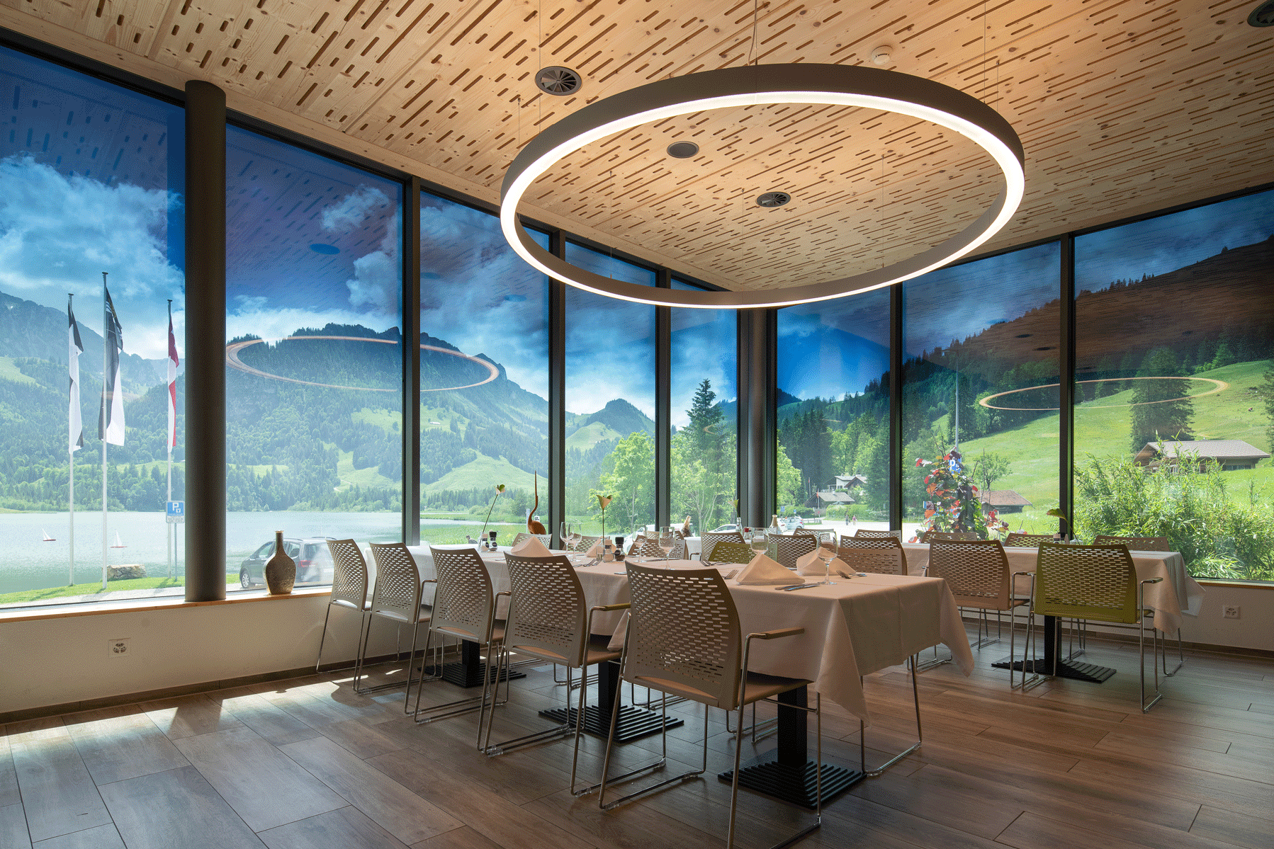 Picture showing the restaurant with the moutains in the background. The glass is tinted in a gradient (Harmony product).