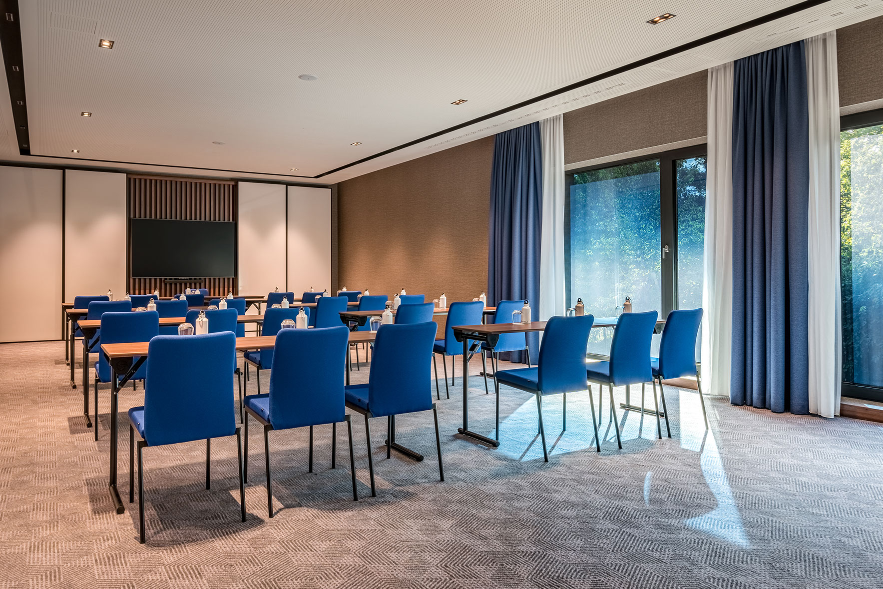 Conference room inside Marriott Hotel Geneva with SageGlass Harmony (tinted state).