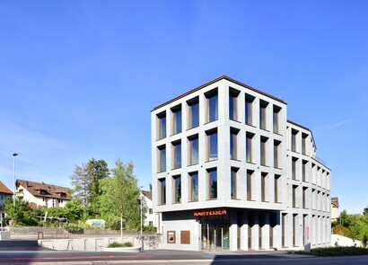 Photo représentant la façade de la Raiffeisenbank.