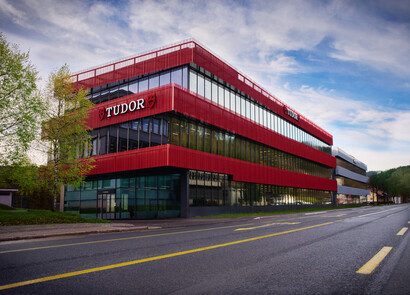 Façade of the new Tudor manufacture. The façade is red and glazed. 