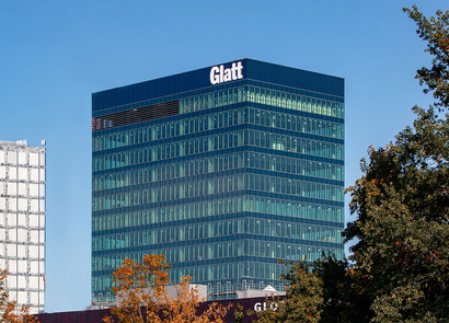 Building facade of the Glatt with smart windows from left to right on a large modern glass building.