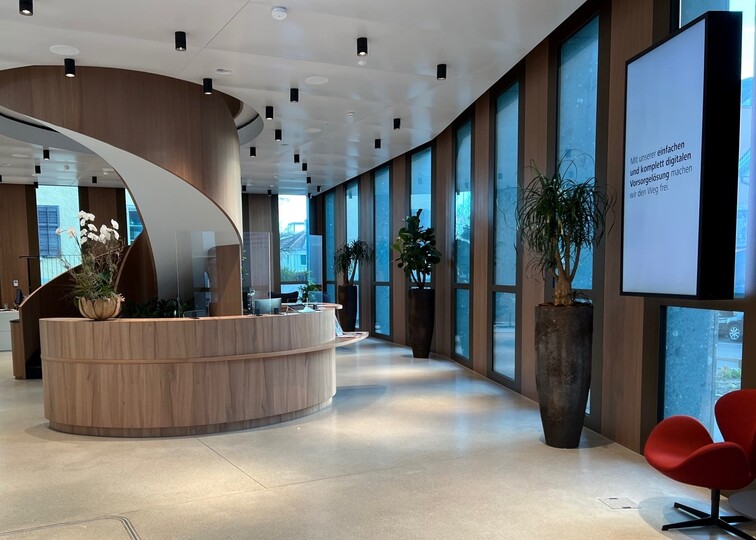 Image représentant l'intérieur du bâtiment Raiffeisebank avec du vitrage intelligent SageGlass teinté.
