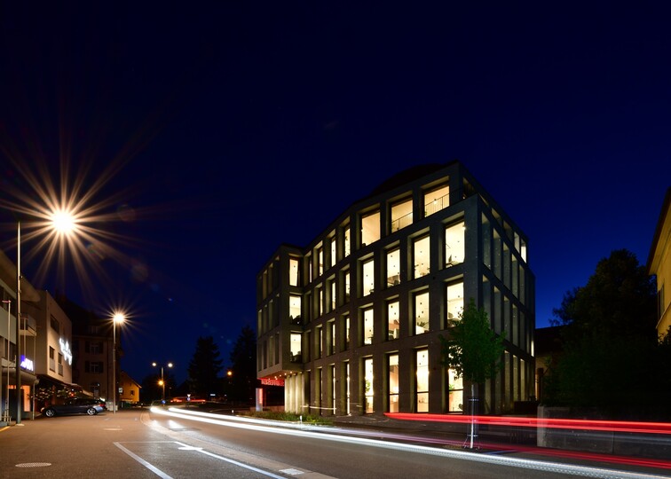 Image représentant la façade de la Raiffeisenbank, vu de nuit.
