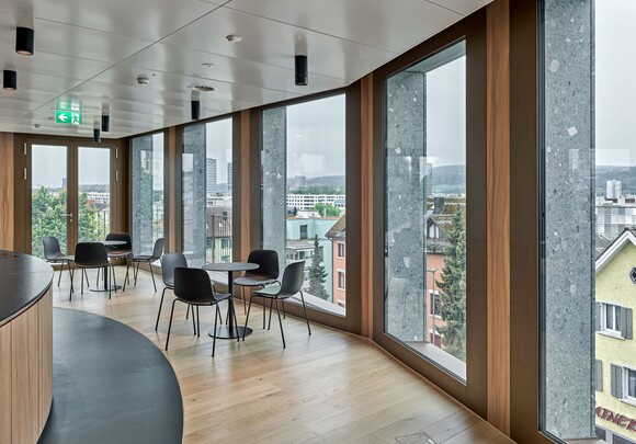 Image représentant l'intérieur du bâtiment Raiffeisenbank avec du vitrage intelligent SageGlass non-teinté.