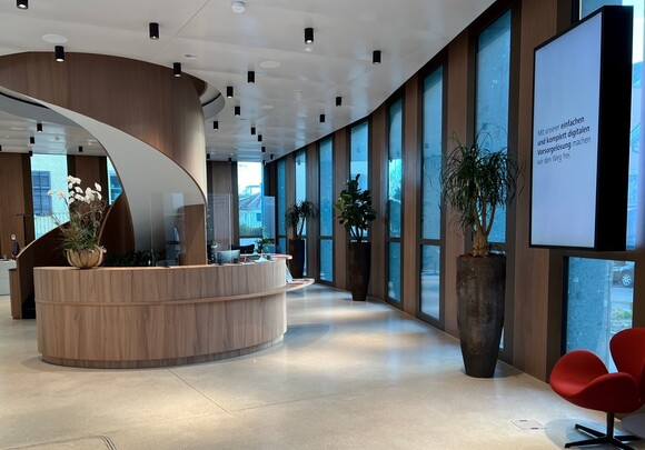 Image représentant l'intérieur du bâtiment Raiffeisebank avec du vitrage intelligent SageGlass teinté.