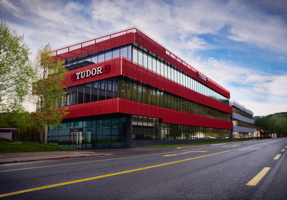 Façade of the new Tudor manufacture. The façade is red and glazed. 