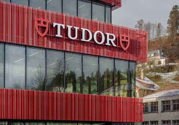 Zoom on the Tudor manufacture. The Tudor symbol is displayed. The glazed façade is made of SageGlass electrochromic glass.