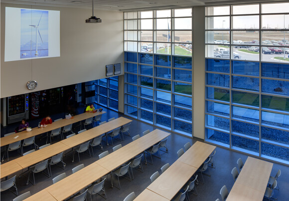 Cafeteria with smart glass